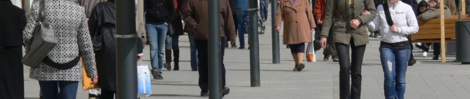 oameni pe strada