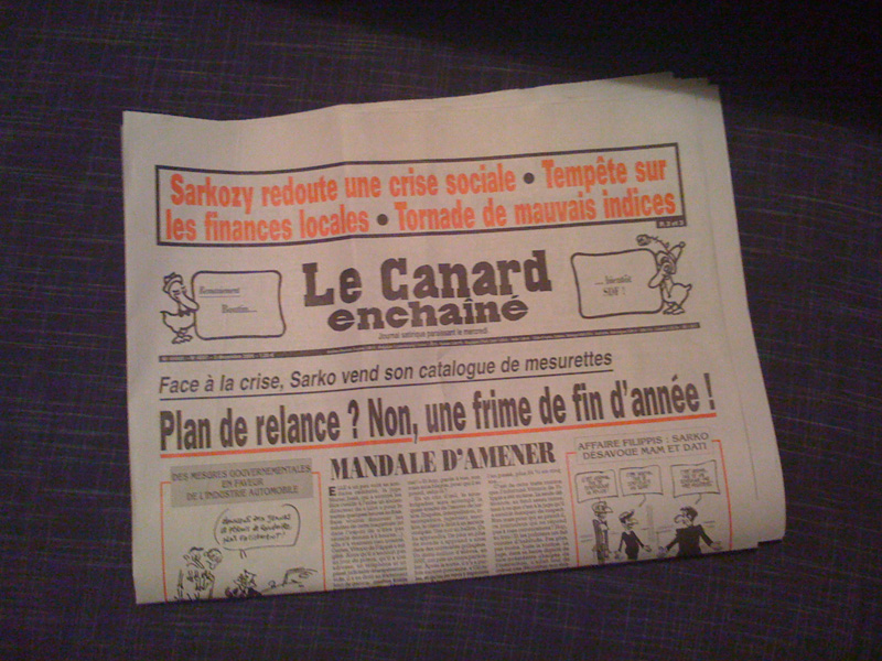 Газета коммунистов франции. Canard enchaine картина. Сатирической газетой le canard enchaîné 1979. Le canard newspaper third Team Rainbow Warrior bombing 1985.