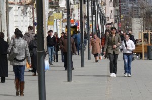 oameni pe strada