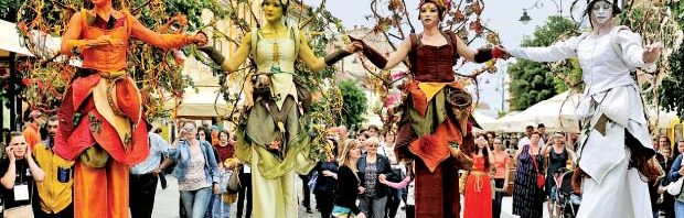 Peste tot se joacă teatru și în săli și piețe, orice este transformat în spațiu cultural pe timpul Festivalui Internațional de Teatru
